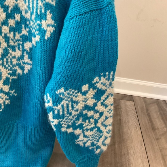 Blue and White Vintage Christmas Sweater - Picture 3 of 5